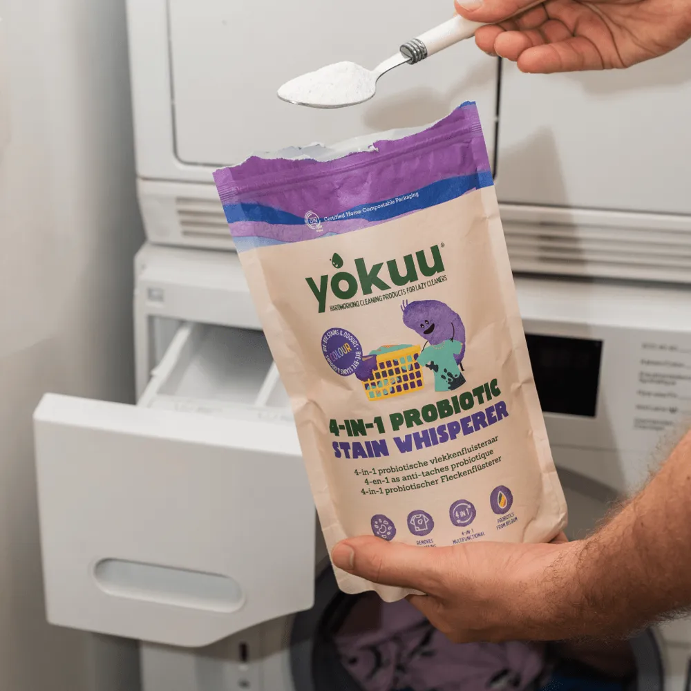 Een schep vlekkenfluisteraar gaat de wasmachine in
