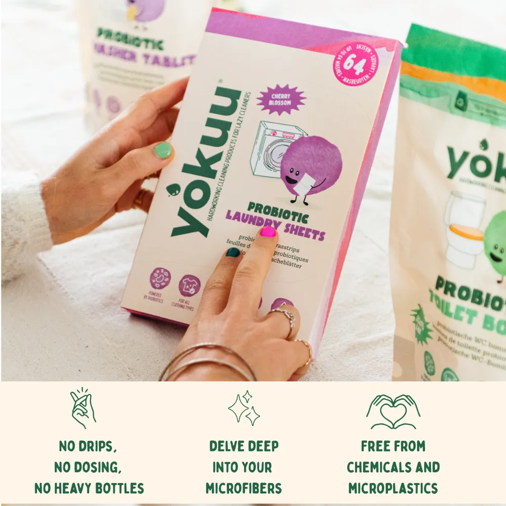 Een pak YOKUU wasstrips in de hand, met de uitleg: geen druppels, geen doseren, geen zware flessen