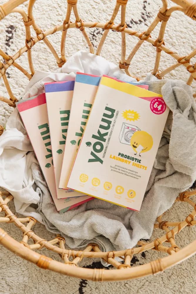 Pakken YOKUU wasstrips in een rieten wasmand