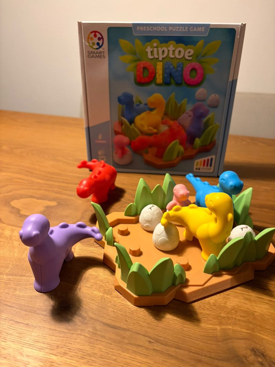 Tiptoe Dino van SmartGames op onze keukentafel, met de dino’s en eieren op het spelbord